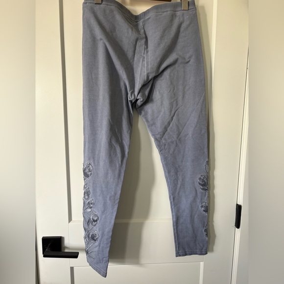 Gray Leggings with Floral Design - Picture 5 of 6